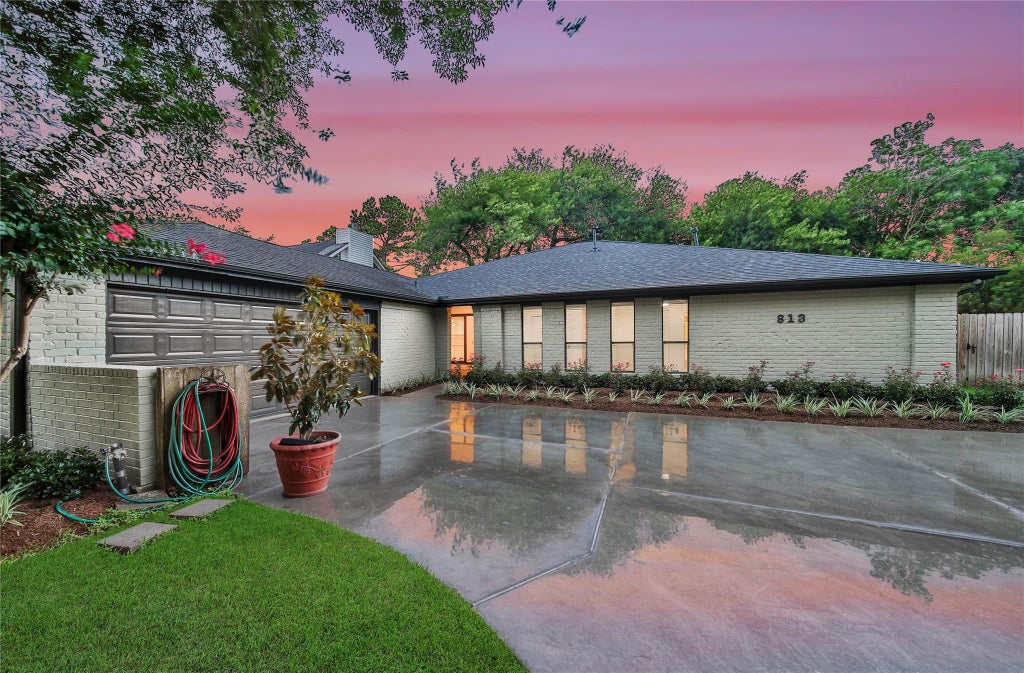 Photo of 813 E Green Belt Drive, Sugar Land, TX 77498 (MLS # 767648)