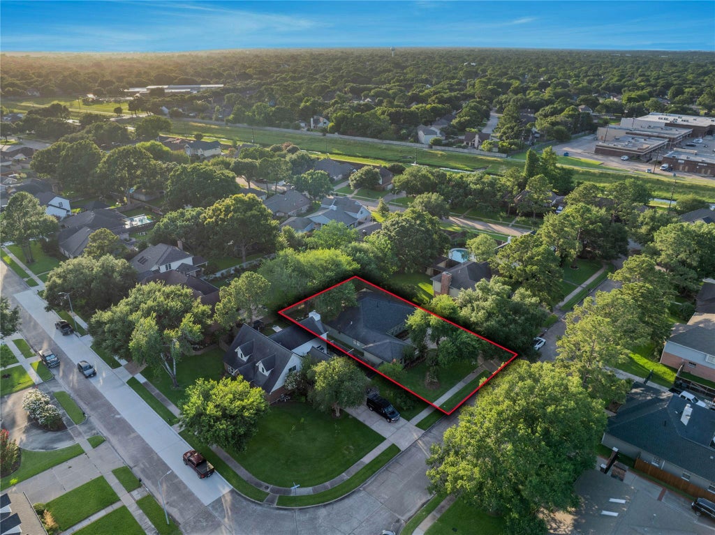 Photo of 813 E Green Belt Drive, Sugar Land, TX 77498 (MLS # 767648)