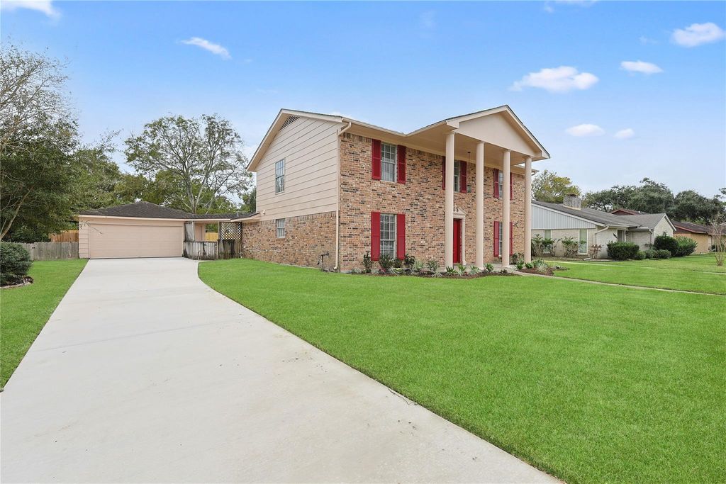 Photo of 16438 Glenshannon Drive, Houston, TX 77059 (MLS # 40367540)