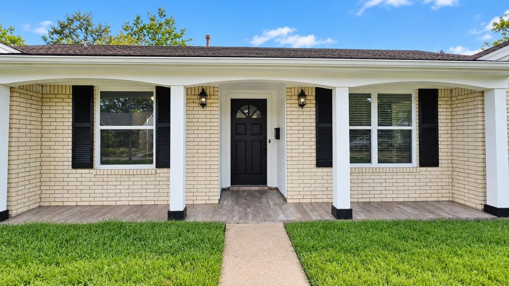 Photo of 5527 Wigton Drive, Houston, TX 77096 (MLS # 17046688)