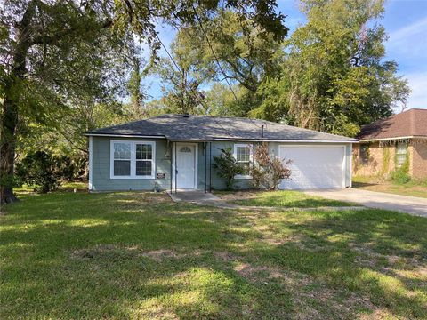 Photo of 2103 Holly Drive, Dickinson, TX 77539 (MLS # 10424858)