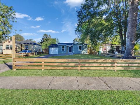 Photo of 404 17th Avenue N, Texas City, TX 77590 (MLS # 22087652)