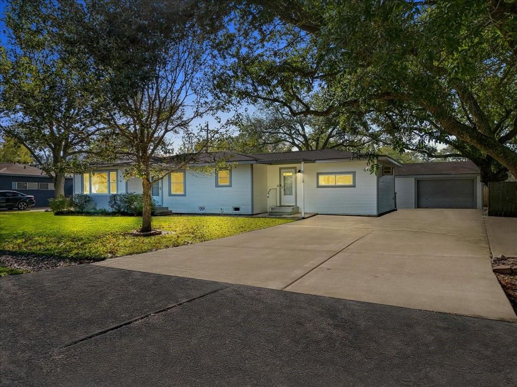 Photo of 8113 White Avenue, Hitchcock, TX 77563 (MLS # 25907199)