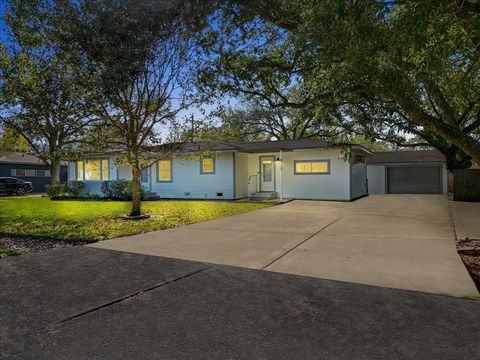 Photo of 8113 White Avenue, Hitchcock, TX 77563 (MLS # 25907199)