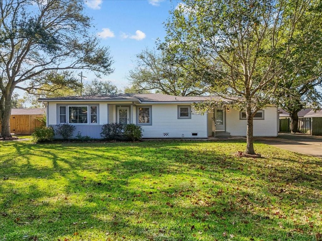 Photo of 8113 White Avenue, Hitchcock, TX 77563 (MLS # 25907199)