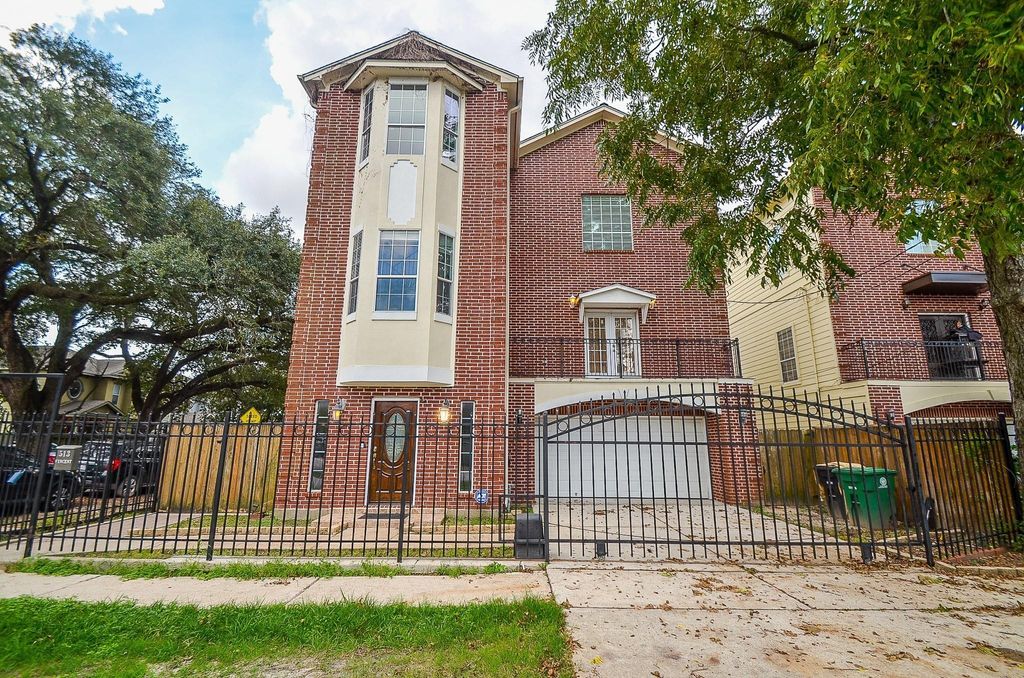 Photo of 513 Vincent Street, Houston, TX 77009 (MLS # 26840209)