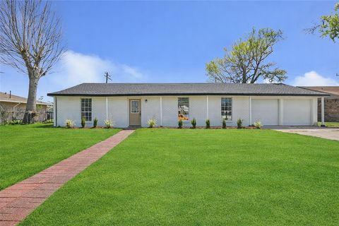 Homes For Sale - 715 Pamela Drive<br/> Baytown, TX 77521