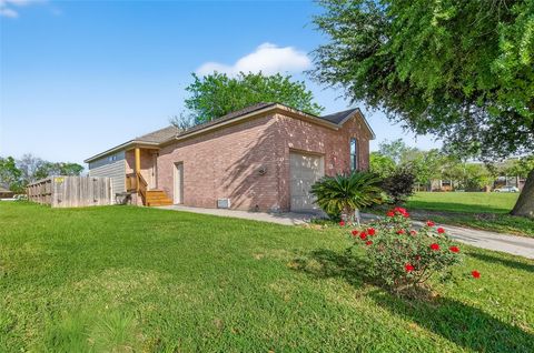 Homes For Sale - 17111 Loch Raven Lane<br/> Houston, TX 77060