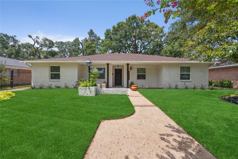 Photo of 5430 Yarwell Drive, Houston, TX 77096 (MLS # 47800157)