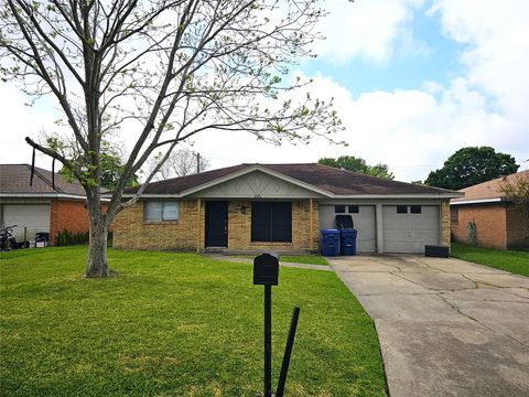 Photo of 2421 16th Avenue N, Texas City, TX 77590 (MLS # 46825918)