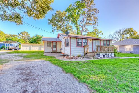 Photo of 323 Lakeview Drive, Onalaska, TX 77360 (MLS # 60450298)