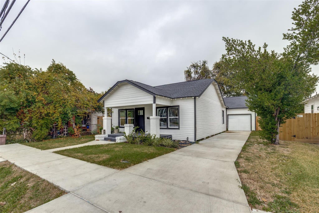 Photo of 211 E 31st 1/2 Street, Houston, TX 77018 (MLS # 45097638)