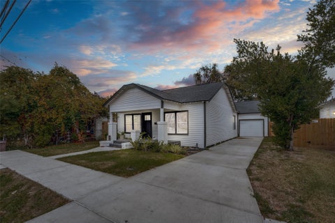Photo of 211 E 31st 1/2 Street, Houston, TX 77018 (MLS # 45097638)