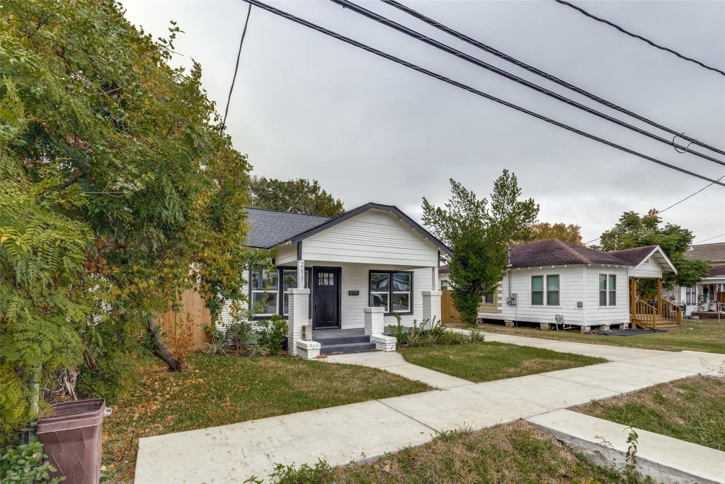 Photo of 211 E 31st 1/2 Street, Houston, TX 77018 (MLS # 45097638)