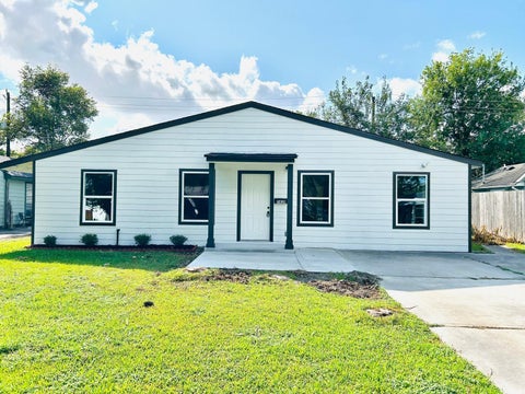 Photo of 7410 Lakehurst Drive, Houston, TX 77087 (MLS # 87178851)
