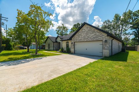 Photo of 603 Airline Drive #B, Conroe, TX 77301 (MLS # 9102101)