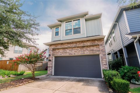 Photo of 214 Club Crest Ln Ln, Houston, TX 77009 (MLS # 18365517)