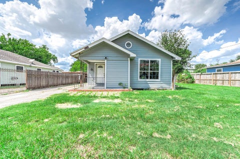 Photo of 539 Melbourne Street, Houston, TX 77022 (MLS # 17103034)