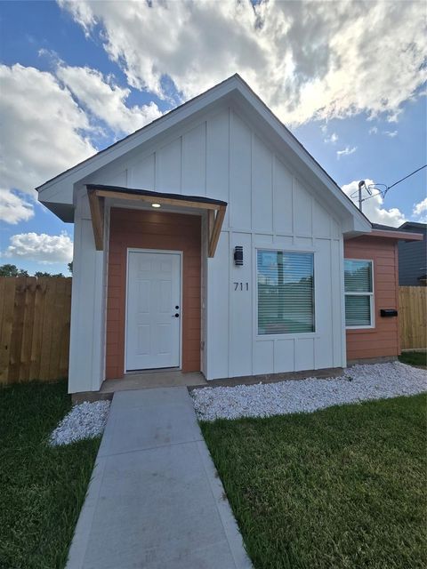 Photo of 711 Rosedale Street, La Marque, TX 77568 (MLS # 60443397)