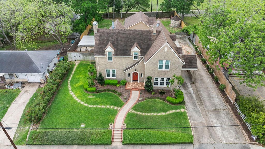 Photo of 801 W Main Street, Brenham, TX 77833 (MLS # 49937091)