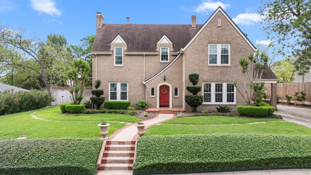 Photo of 801 W Main Street, Brenham, TX 77833 (MLS # 49937091)