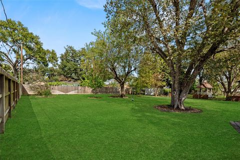 Photo of 5522 Chantilly Lane, Houston, TX 77092 (MLS # 92326690)