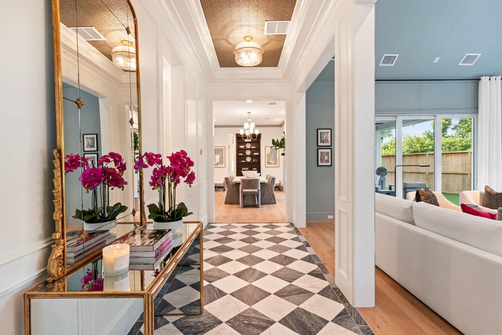 Photo of 717 E 5th 1/2 Street, Houston, TX 77007 (MLS # 9749656)