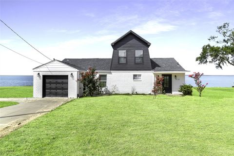 Photo of 810 W Cattle Dr Dr, Onalaska, TX 77360 (MLS # 41182262)