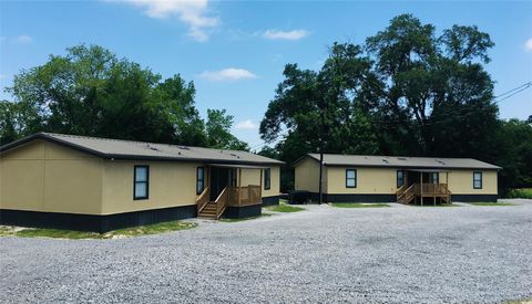 Photo of 2011 N State Highway 75 N #D, Huntsville, TX 77320 (MLS # 98433141)