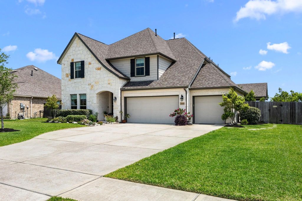 Photo of 7219 Hillside Avenue, Mont Belvieu, TX 77523 (MLS # 28373011)