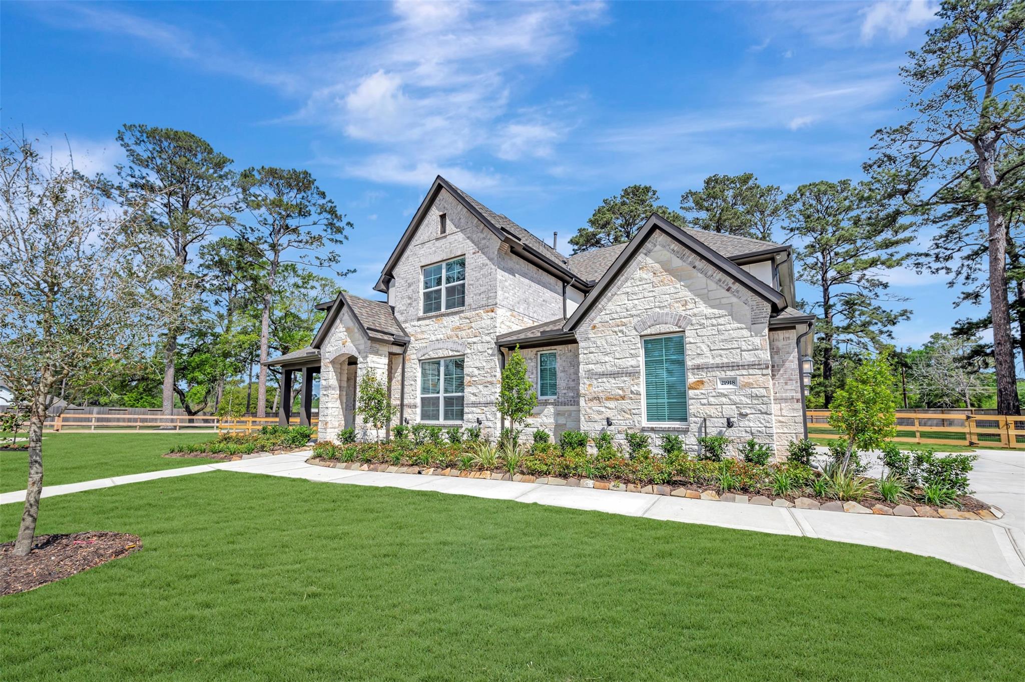 21918 Hibiscus Hedge Trail