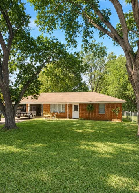 Homes For Sale - 403 E 11th Street<br/> Limestone County, Thornton, TX 76687