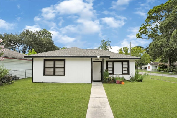 1033 W SNYDER ST, ALVIN, TX 77511 - Image 759d4e435aedb7b2876bc025dcc7bc2a/825095937