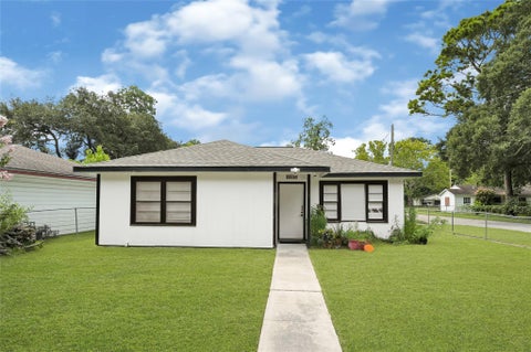 Photo of 1033 W Snyder Street, Alvin, TX 77511 (MLS # 3078132)