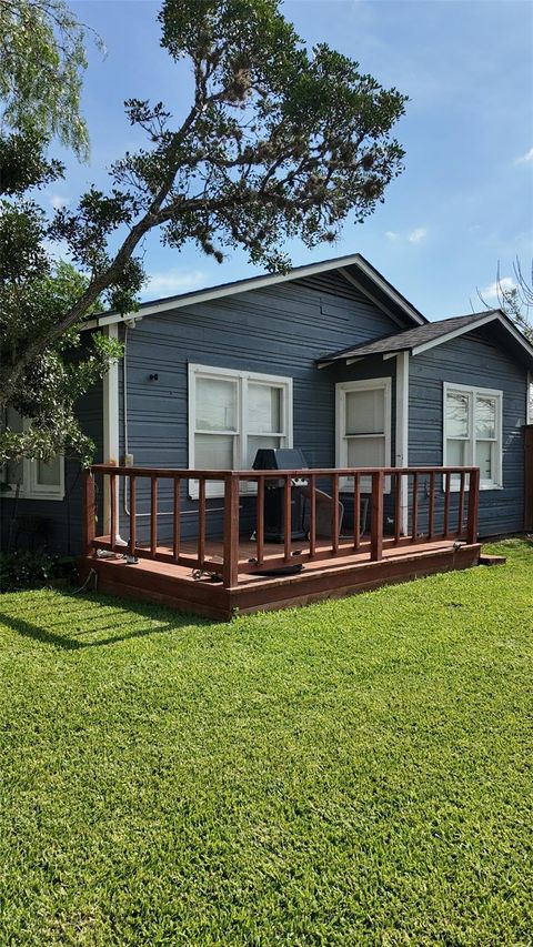 Homes For Sale - 305 Dunn St St<br/> Cuero, TX 77954