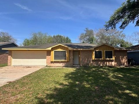 Photo of 5830 Effingham Drive, Houston, TX 77035 (MLS # 23557946)