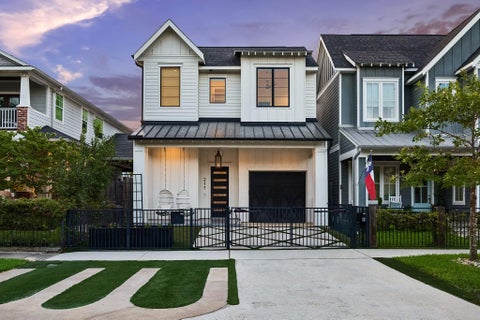 Photo of 217 W 10th Street, Houston, TX 77008 (MLS # 97528053)