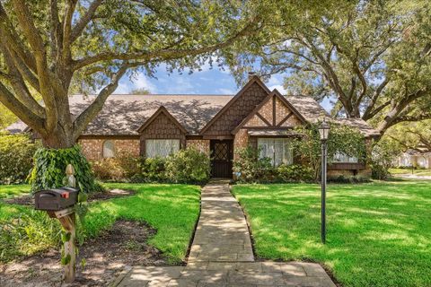 Photo of 2323 Parana Drive, Houston, TX 77080 (MLS # 17919081) Photo of 2323 Parana Drive, Houston, TX 77080 (MLS # 17919081)