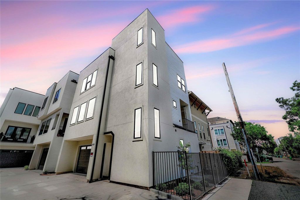 Photo of 5439 Darling Street, Houston, TX 77007 (MLS # 75253844)