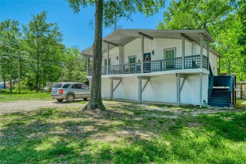 Photo of 22418 E Shorewood Loop E, Houston, TX 77336 (MLS # 62303041)