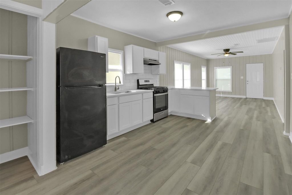 Photo of 115 E James Street, Baytown, TX 77520 (MLS # 33905174)