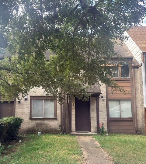 Townhouse For Sale - 15539 Weldon Drive<br/> Houston, TX 77032