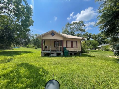 Photo of 811 W Broad Street, Freeport, TX 77541 (MLS # 26191407) Photo of 811 W Broad Street, Freeport, TX 77541 (MLS # 26191407)