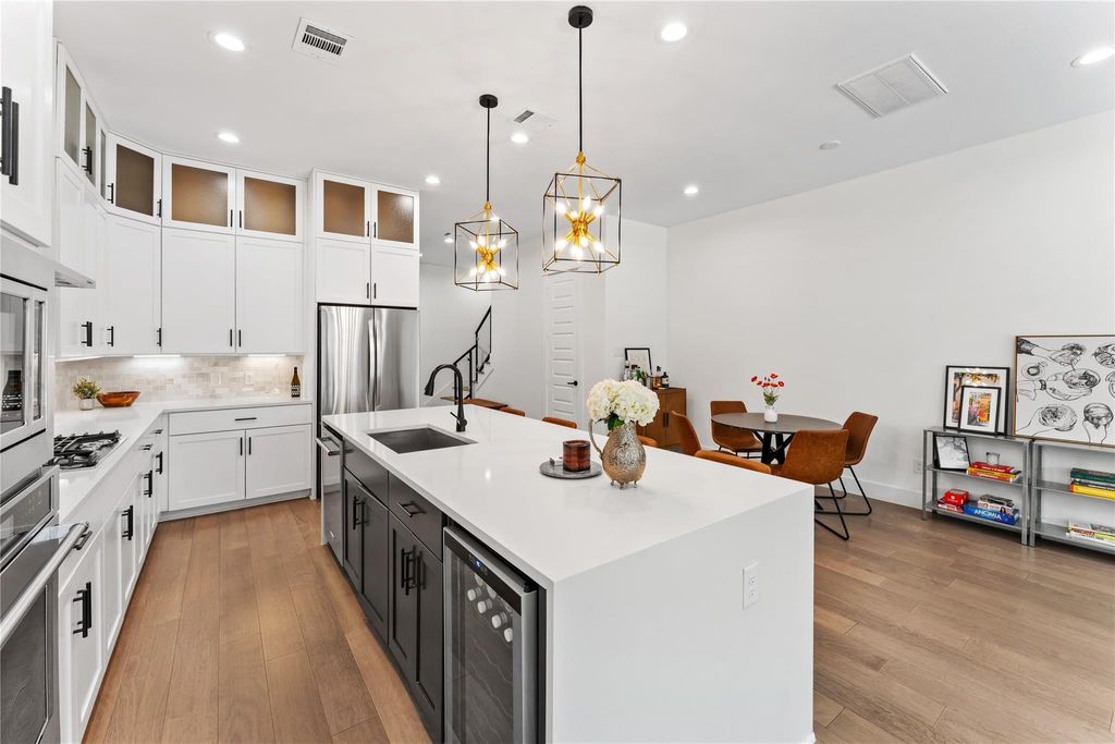 Photo of 820 E 24th Street, Houston, TX 77009 (MLS # 28054923)