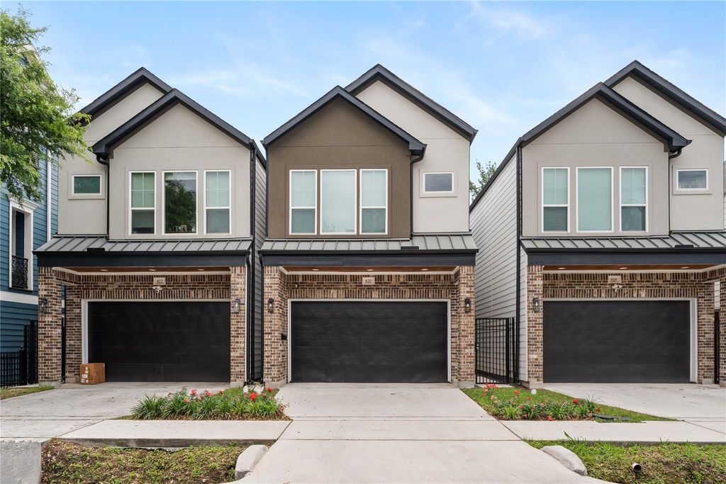 Photo of 820 E 24th Street, Houston, TX 77009 (MLS # 28054923)