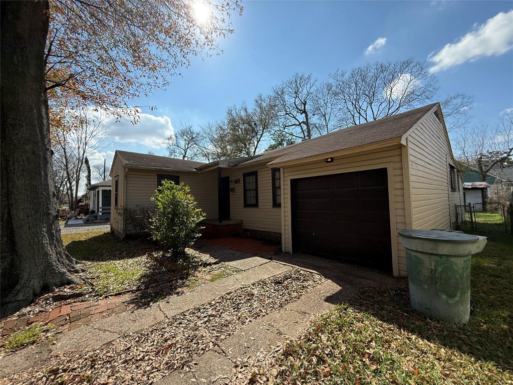 Photo of 565 24th Street ST, Beaumont, TX 77707 (MLS # 10792185)