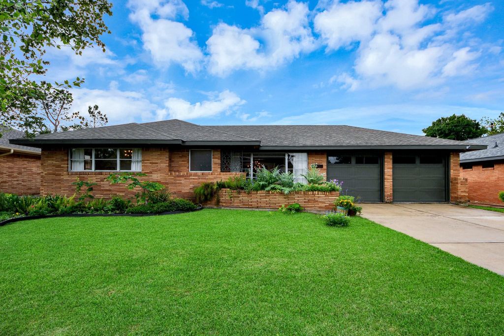 Photo of 6327 Grovewood Ln Ln, Houston, TX 77008 (MLS # 47422314)