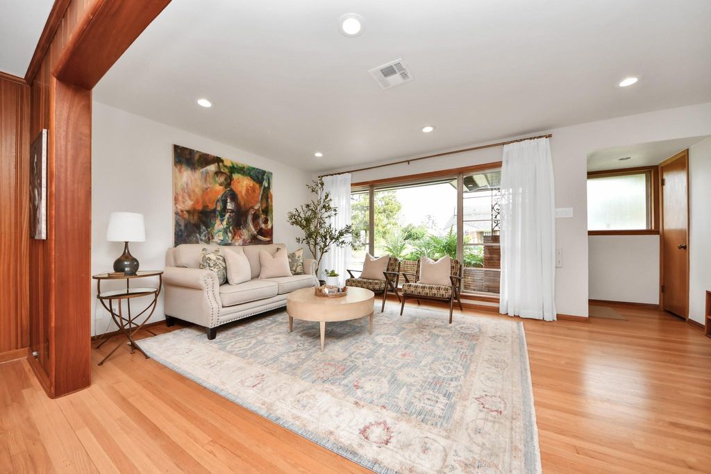 Photo of 6327 Grovewood Ln Ln, Houston, TX 77008 (MLS # 47422314)