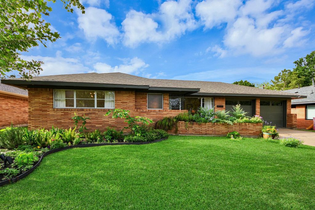 Photo of 6327 Grovewood Ln Ln, Houston, TX 77008 (MLS # 47422314)