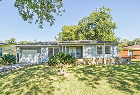 Photo of 1 Southlawn Circle, La Marque, TX 77568 (MLS # 88011274) Photo of 1 Southlawn Circle, La Marque, TX 77568 (MLS # 88011274)